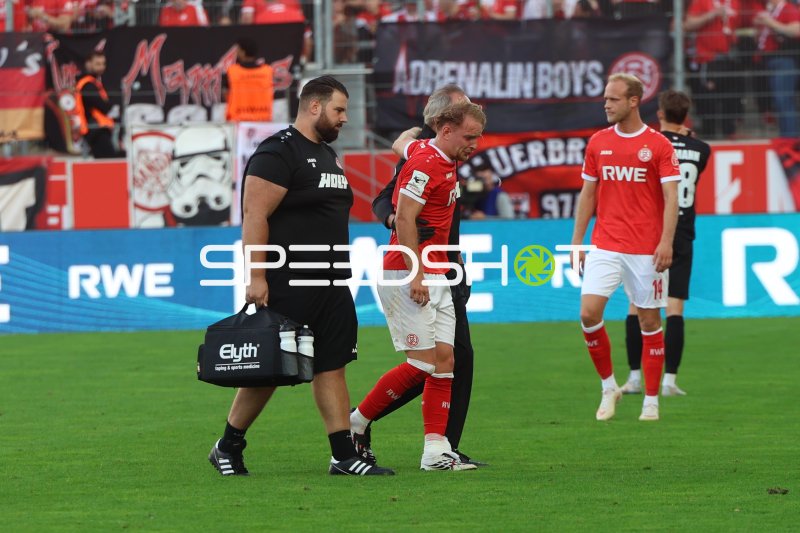 Lucas Brumme (Rot-Weiss Essen) verletzt vom Platz geführt