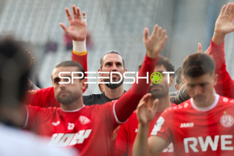 Spieler von Rot-Weiss Essen bedanken sich bei den Fans