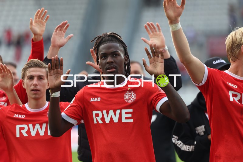 Spieler von Rot-Weiss Essen bedanken sich nach dem Spiel bei den Fans