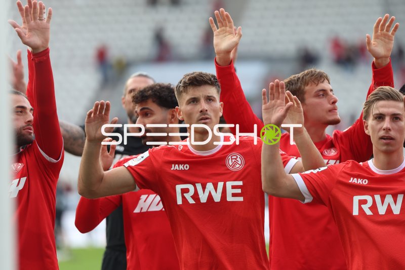 Spieler von Rot-Weiss Essen bedanken sich bei den Fans