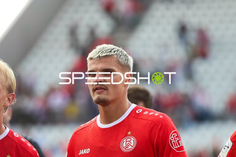 Spieler von Rot-Weiss Essen vor Spielbeginn in der Mannschaftsreihe