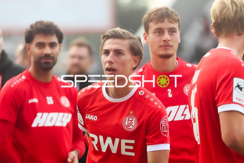 Spieler von Rot-Weiss Essen beim Einlaufen vor dem Spiel