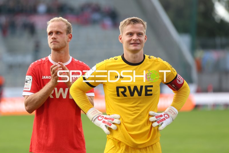 Jakob Golz (#1; Rot-Weiss Essen) bedankt sich mit Teamkollege bei den Fans