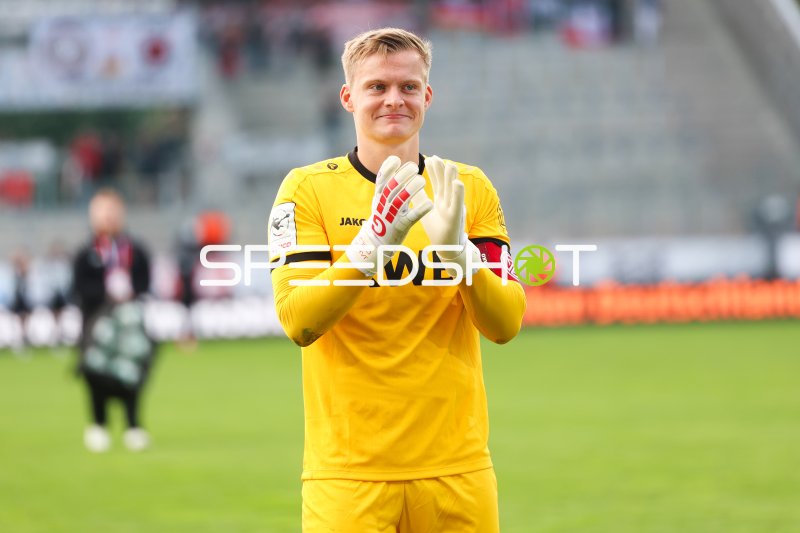 Torwart im gelben Trikot applaudiert den Fans nach Spielende