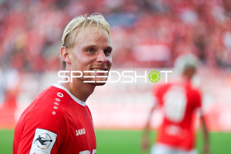 Spieler von Rot-Weiss Essen lächelt vor dem Spiel