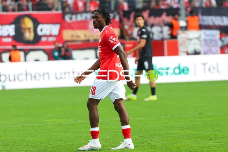 Spieler von Rot-Weiss Essen (#18) auf dem Platz gegen FC Viktoria Köln