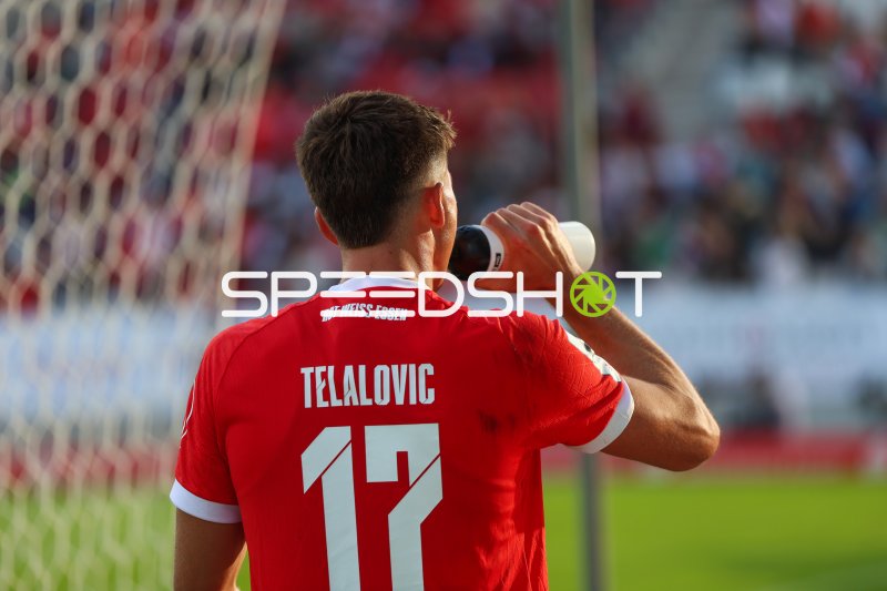 Semir Telalović (#17; Rot-Weiss Essen) trinkt am Tor eine Pause