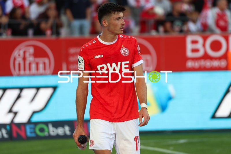 Noah Pesch (#11; Rot-Weiss Essen) mit Wasserflasche in Spielpause