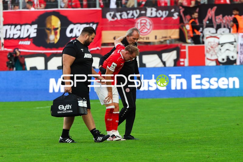 Verletzter Spieler von Rot-Weiss Essen wird vom Feld begleitet