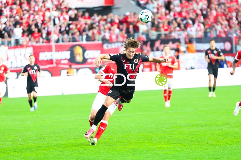 Marek Janssen (#20; Rot-Weiss Essen) im Kopfballduell gegen Viktoria Köln