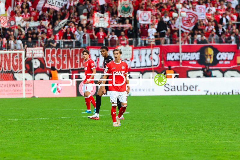 Max Geschwill (#6; Rot-Weiss Essen) mit Mit- und Gegenspieler auf dem Feld