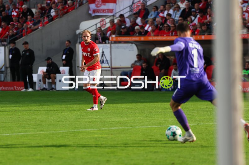 Klaus Gjasula (#8; Rot-Weiss Essen) presst den Torwart des FC Viktoria Köln