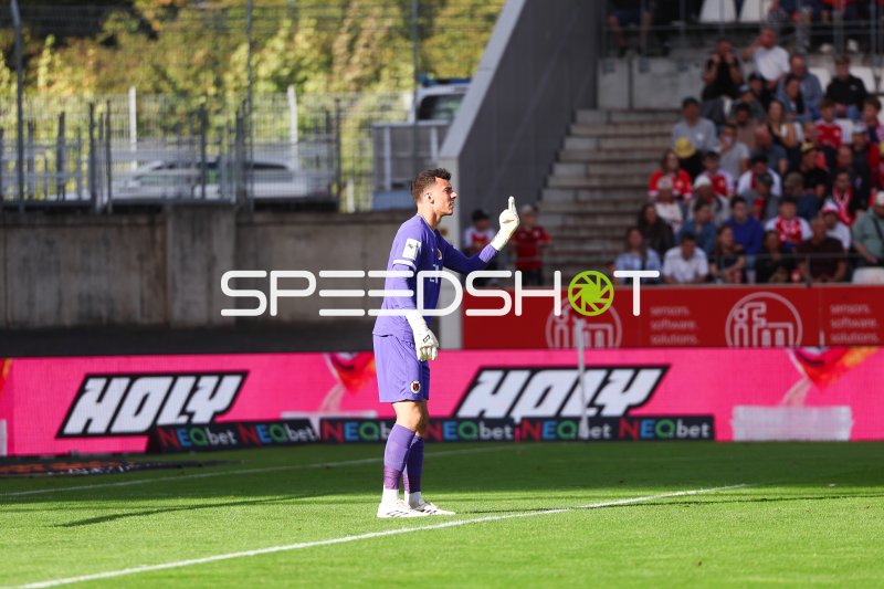 Torwart in Lila gibt Anweisungen an die Abwehr