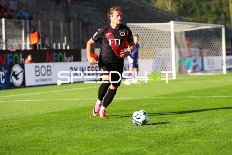 Spieler von FC Viktoria Köln beim Aufwärmen mit Ball