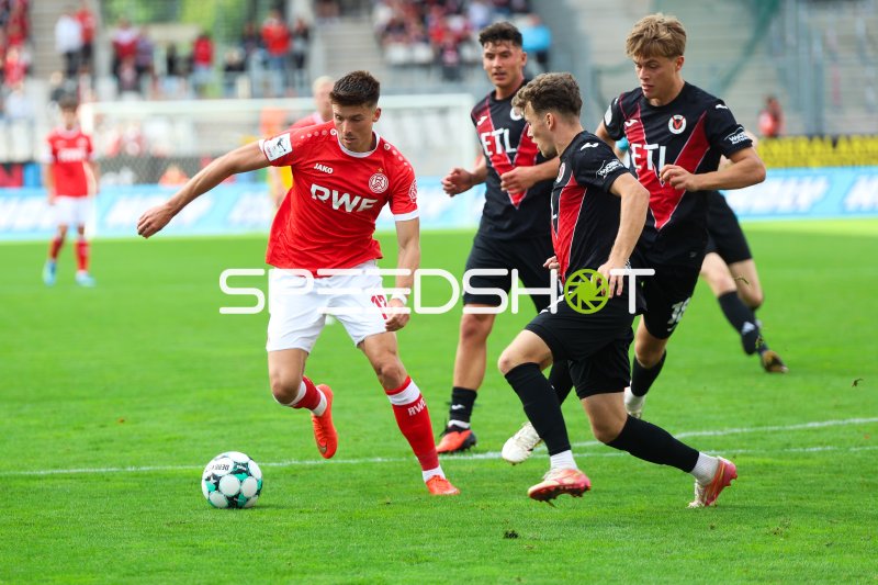 Samuele Carella (#38; FC Viktoria Köln) verfolgt Ballführer von Rot-Weiss Essen