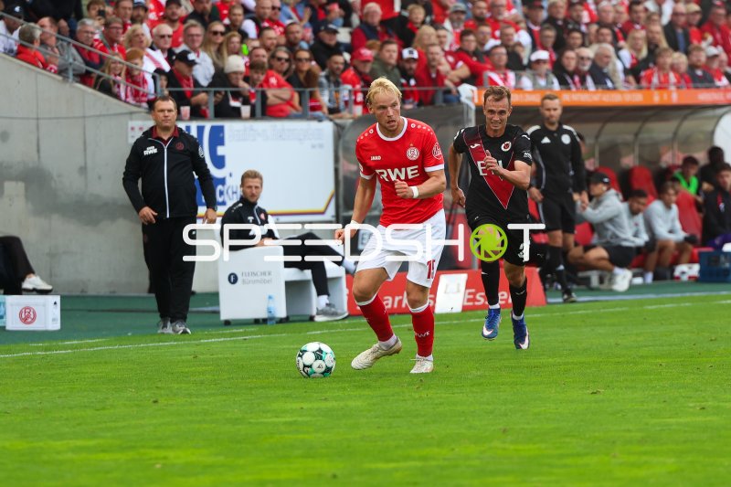 Ben Hüning (#15; Rot-Weiss Essen) im Laufduell mit Spieler von FC Viktoria Köln