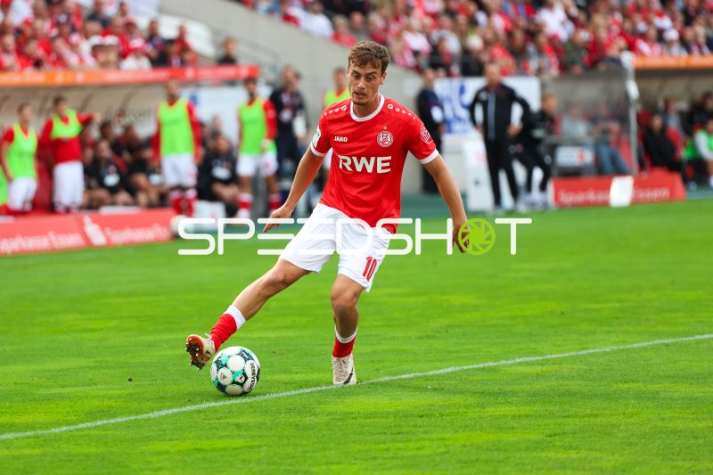Marvin Obuz (#10; Rot-Weiss Essen) am Ball