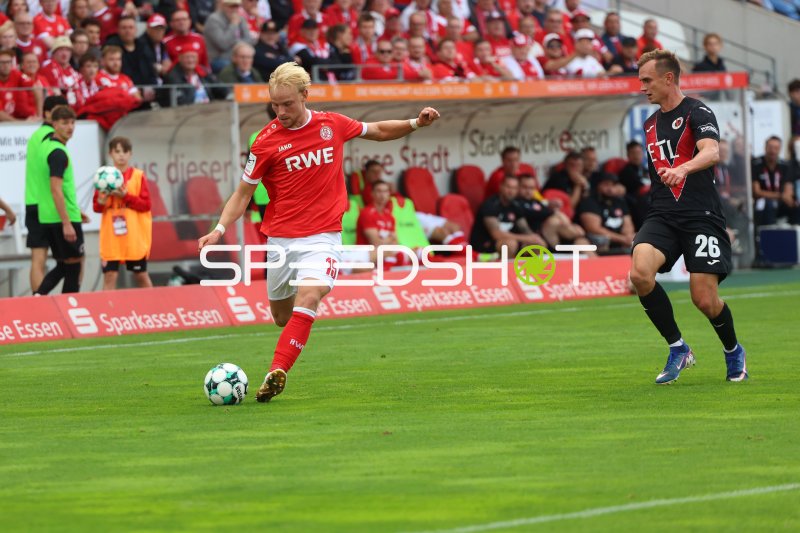 Ben Hüning (#15; Rot-Weiss Essen) im Laufduell mit David Richter (#26; FC Viktoria Köln)