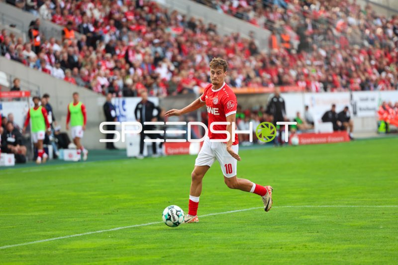 Marvin Obuz (#10; Rot-Weiss Essen) am Ball