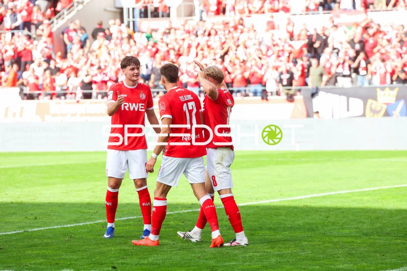 Semir Telalović (#17; Rot-Weiss Essen) und Tony Menzel (#8; Rot-Weiss Essen) bejubeln Tor