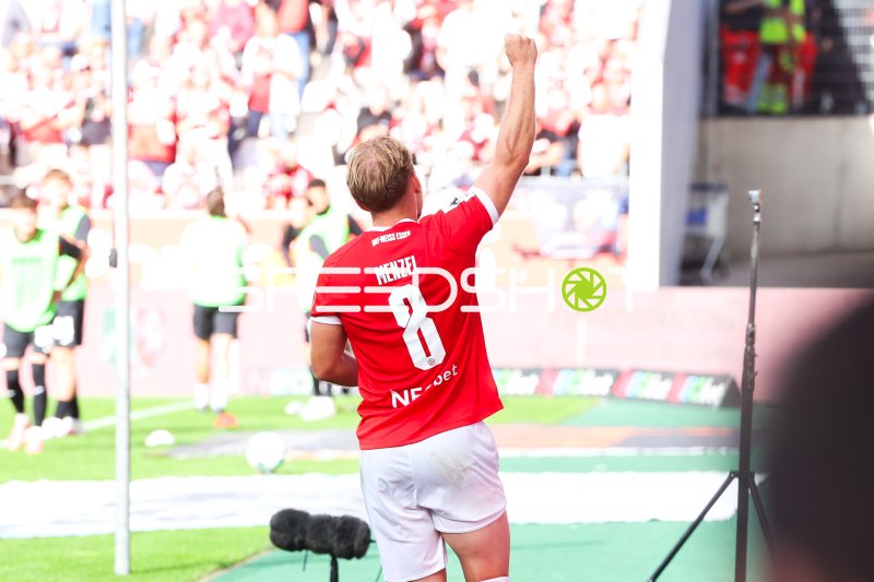 Tony Menzel (#8; Rot-Weiss Essen) bejubelt Treffer vor den Fans