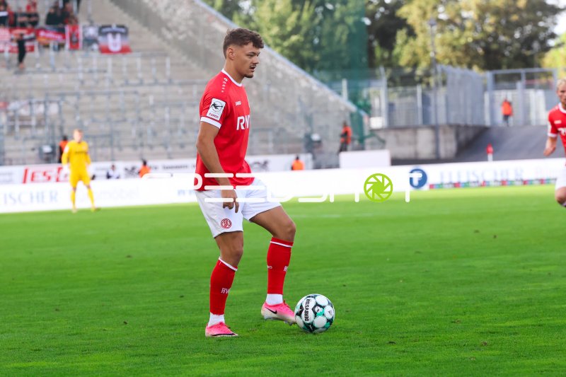 Spieler von Rot-Weiss Essen am Ball