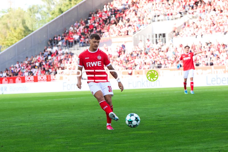 Jannik Hofmann (#37; Rot-Weiss Essen) am Ball
