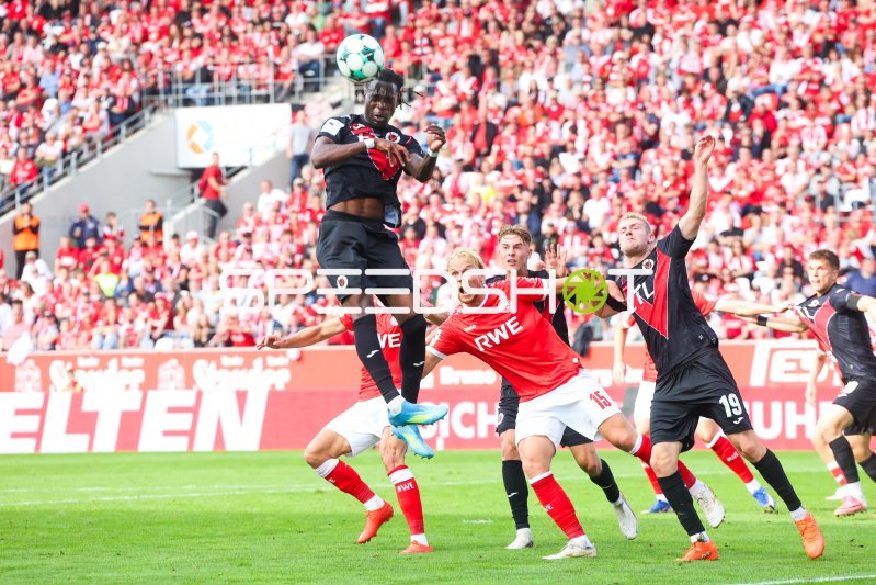 Ben Hüning (#15; Rot-Weiss Essen) und Meiko Sponsel (#19; FC Viktoria Köln) im Kopfballduell