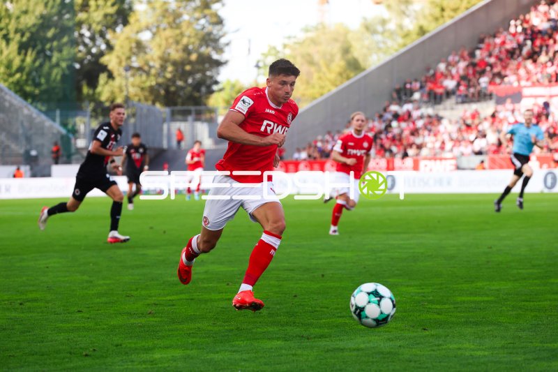 Spieler von Rot-Weiss Essen im Laufduell mit dem Ball