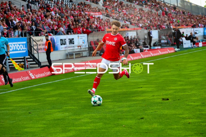 Jannik Hofmann (#37; Rot-Weiss Essen) am Ball im Sprint