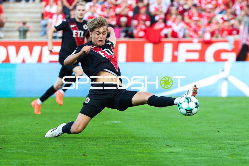 Rot-Weiss Essen-Spieler mit akrobatischem Flugschuss aufs Tor