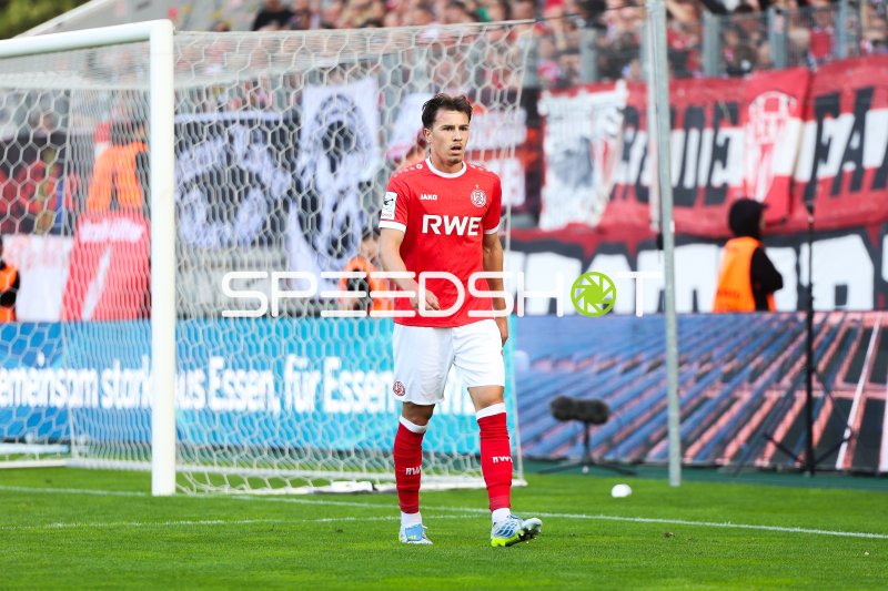 Spieler von Rot-Weiss Essen postiert sich vor dem eigenen Tor