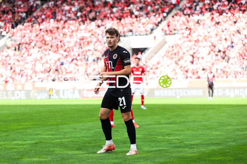 Lucas Wolf (#21; FC Viktoria Köln) beobachtet das Spielgeschehen