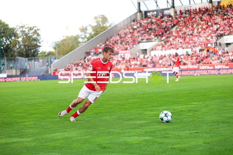 Spieler von Rot-Weiss Essen führt den Ball auf der Außenbahn