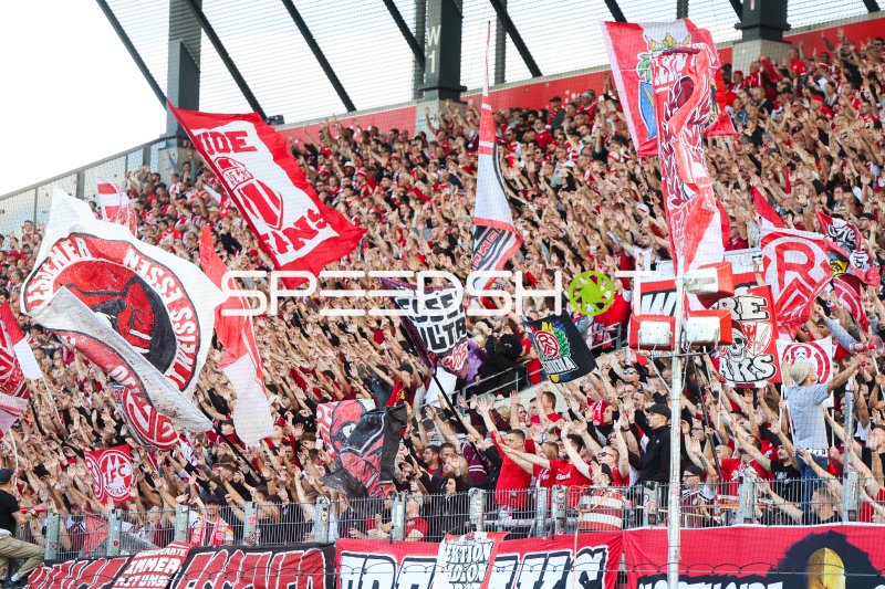 Essener Fans feuern ihre Mannschaft frenetisch an