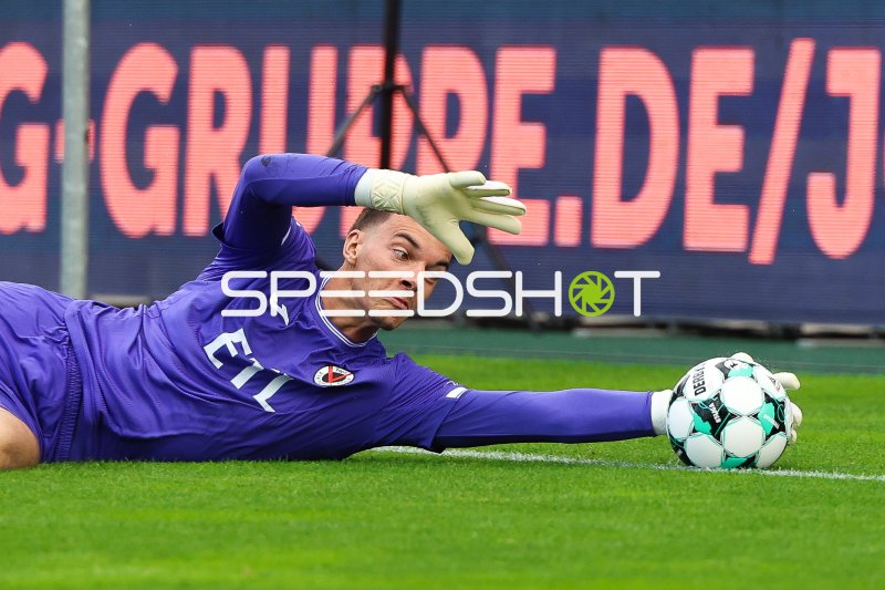 Torwart im Trainingstrikot pariert einen Schuss