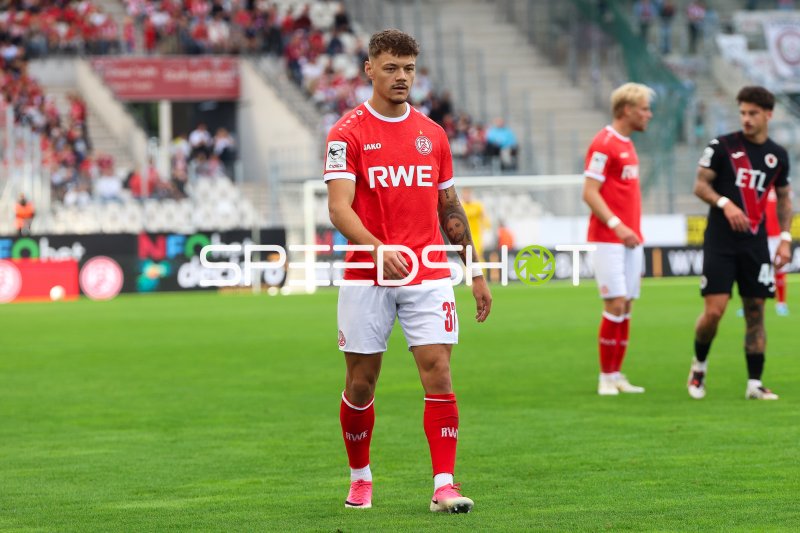 Jannik Hofmann (#37; Rot-Weiss Essen) und Niklas Castelle (#44; FC Viktoria Köln) auf dem Spielfeld