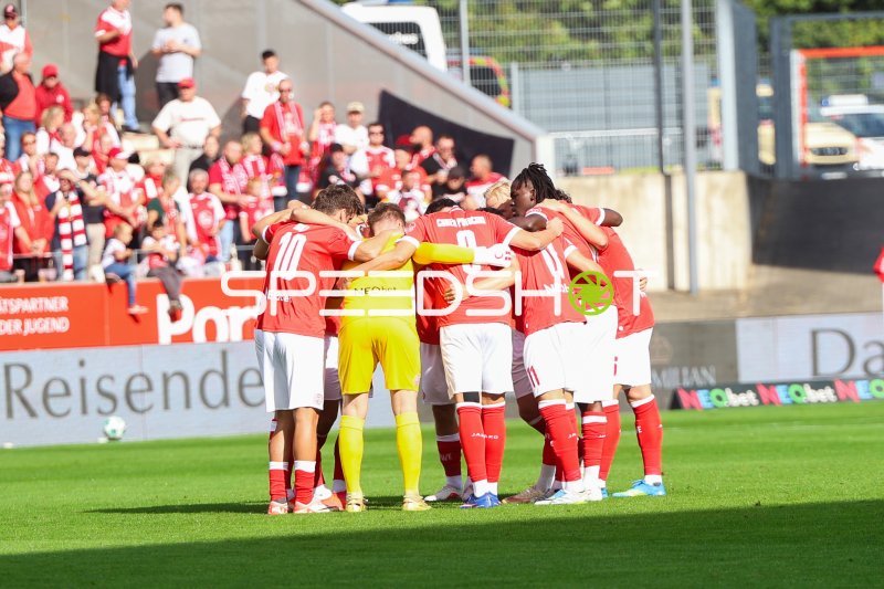 Jaka Cuber Potocnik (#9; Rot-Weiss Essen) im Mannschaftskreis vor dem Spiel