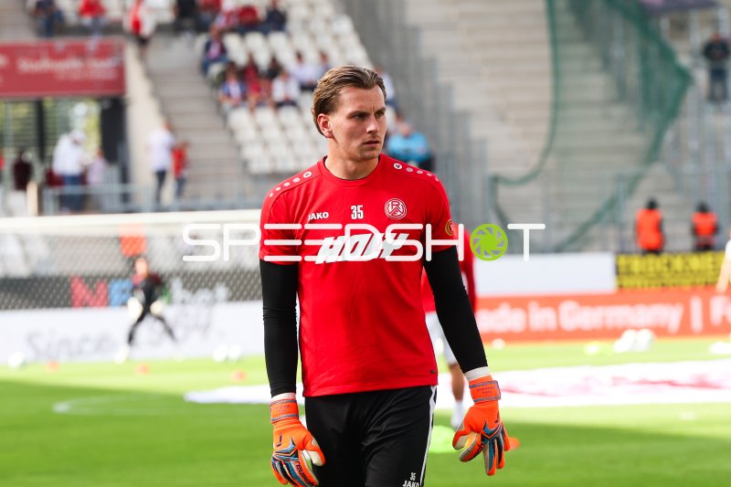 Felix Wienand (#35; Rot-Weiss Essen) beim Aufwärmen