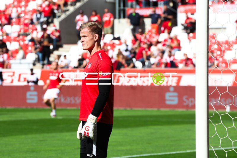 Jakob Golz (#1; Rot-Weiss Essen) beim Aufwärmen vor dem Spiel