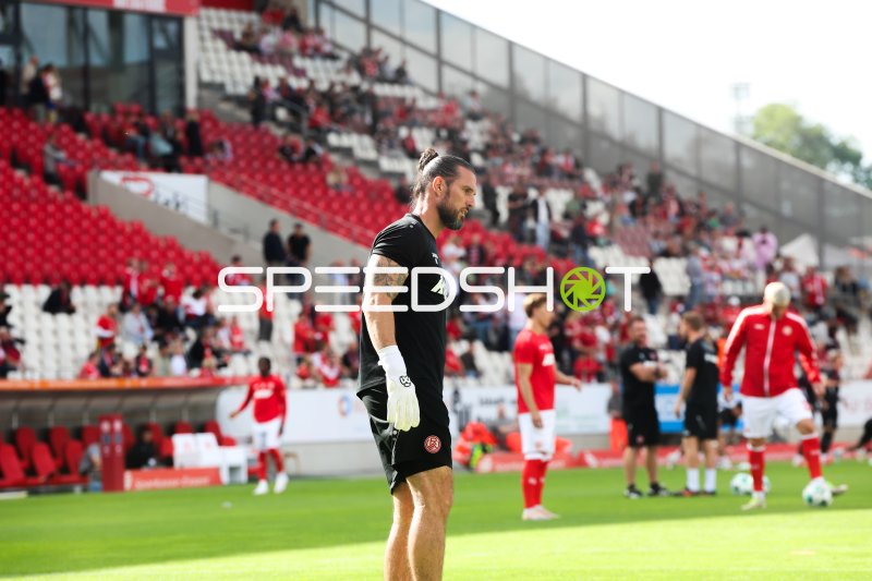 Torwart von Rot-Weiss Essen beim Aufwärmen im Stadion