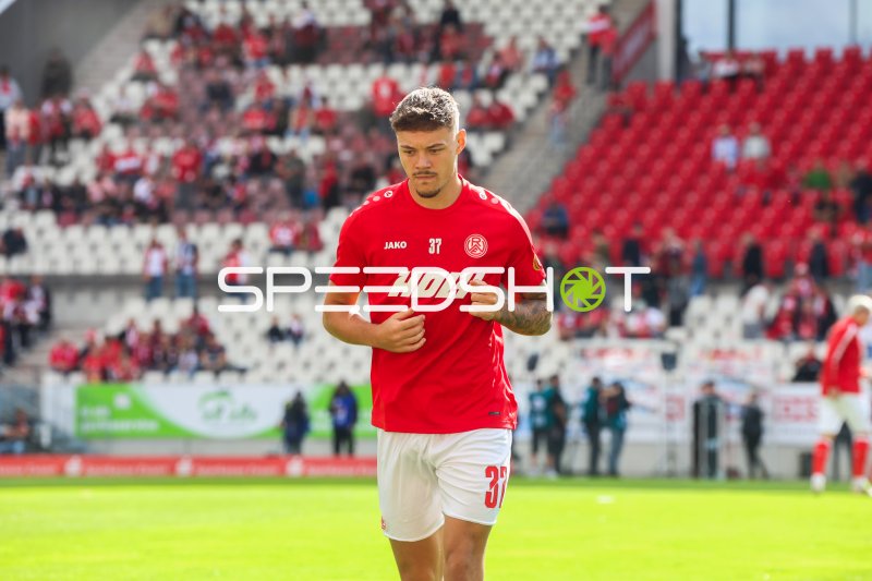 Ruben Reisig (#37; Rot-Weiss Essen) beim Einlaufen ins Stadion
