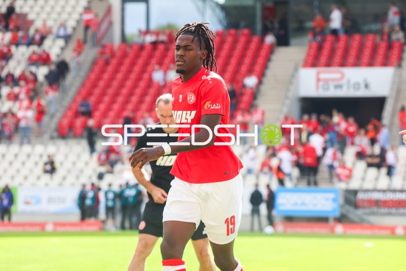 Franci Bouebari (#19; Rot-Weiss Essen) beim Einlaufen ins Stadion