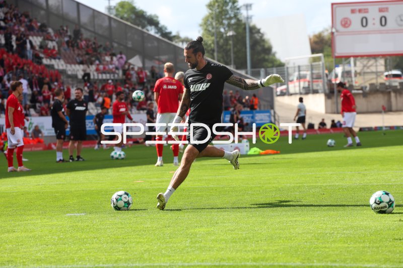 Torwart von Rot-Weiss Essen beim Einschießen vor dem Spiel