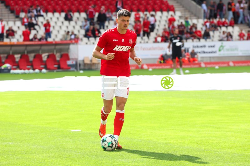 Semir Telalović (#17; Rot-Weiss Essen) beim Einlaufen mit Ball