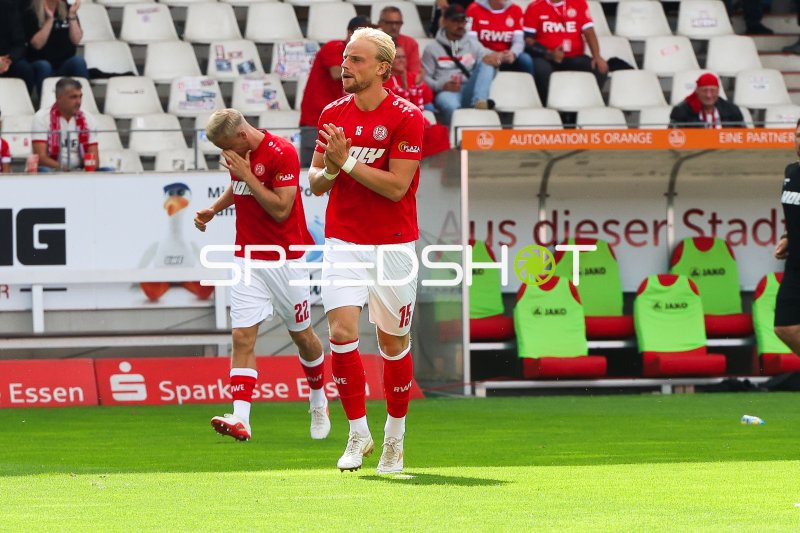 Ben Hüning (#15; Rot-Weiss Essen) reagiert emotional auf dem Spielfeld