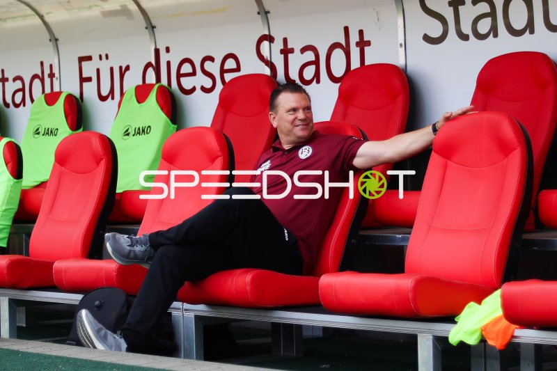 Betreuer von Rot-Weiss Essen entspannt auf der Trainerbank