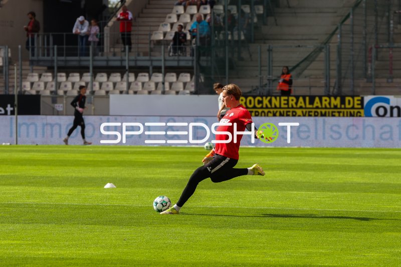 Torwart von Rot-Weiss Essen beim Aufwärmen vor dem Spiel