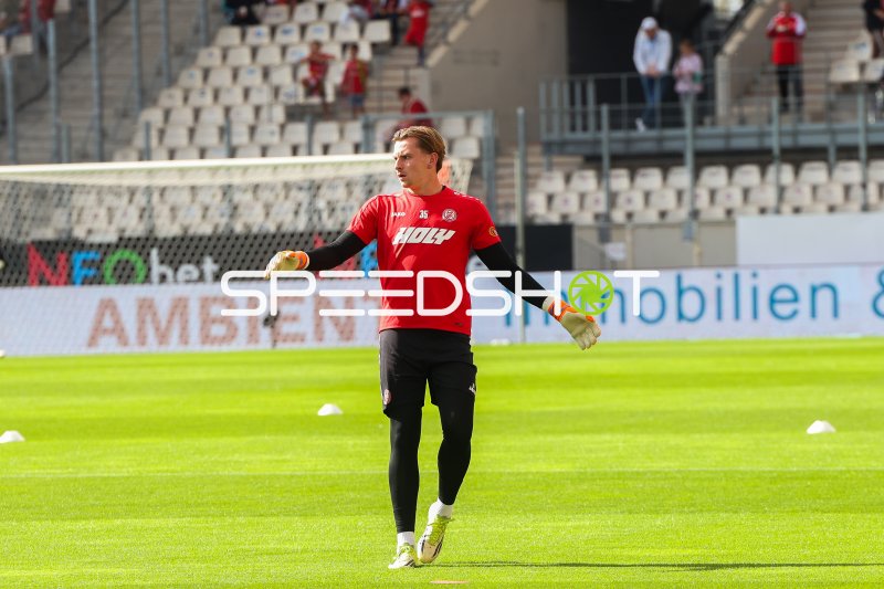 Felix Wienand (#35; Rot-Weiss Essen) beim Aufwärmen im Stadion