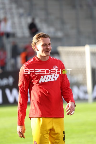 Spieler von Rot-Weiss Essen beim Aufwärmen im Stadion